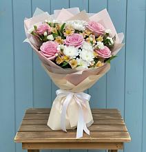 Букет цветов из:  Гвоздики, Орхидеи и Розы в Пчегатлукае