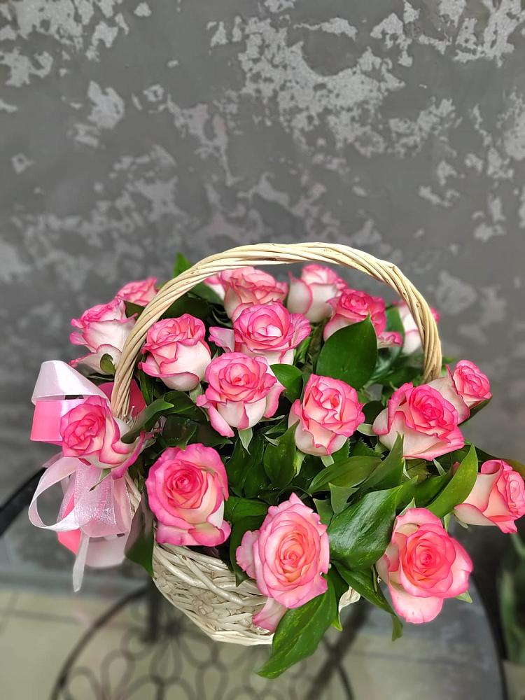 Цветочная композиция из Розы в корзине в Пчегатлукае