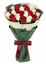 Букет Микс из красных и белых роз в Пчегатлукае