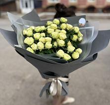 Букет Белые кустовые розы Солинеро в Пчегатлукае