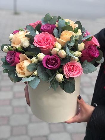 Цветочная композиция из Розы в шляпной коробке в Пчегатлукае