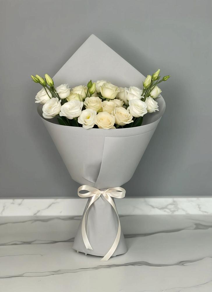 Букет цветов из: Розы и Лизиантусы в Пчегатлукае