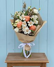 Букет цветов из:  Альстромерии, Лизиантусы, Розы и Хризантемы в Пчегатлукае