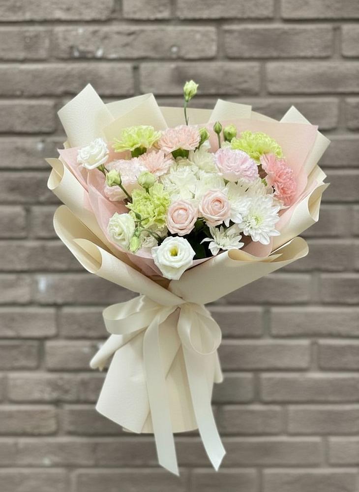 Букет цветов из: Гвоздики, Розы, Лизиантусы и Хризантемы в Пчегатлукае