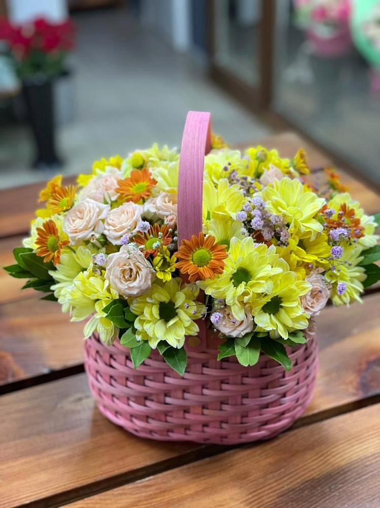 Цветочная композиция из Хризантемы и Розы в корзине в Пчегатлукае