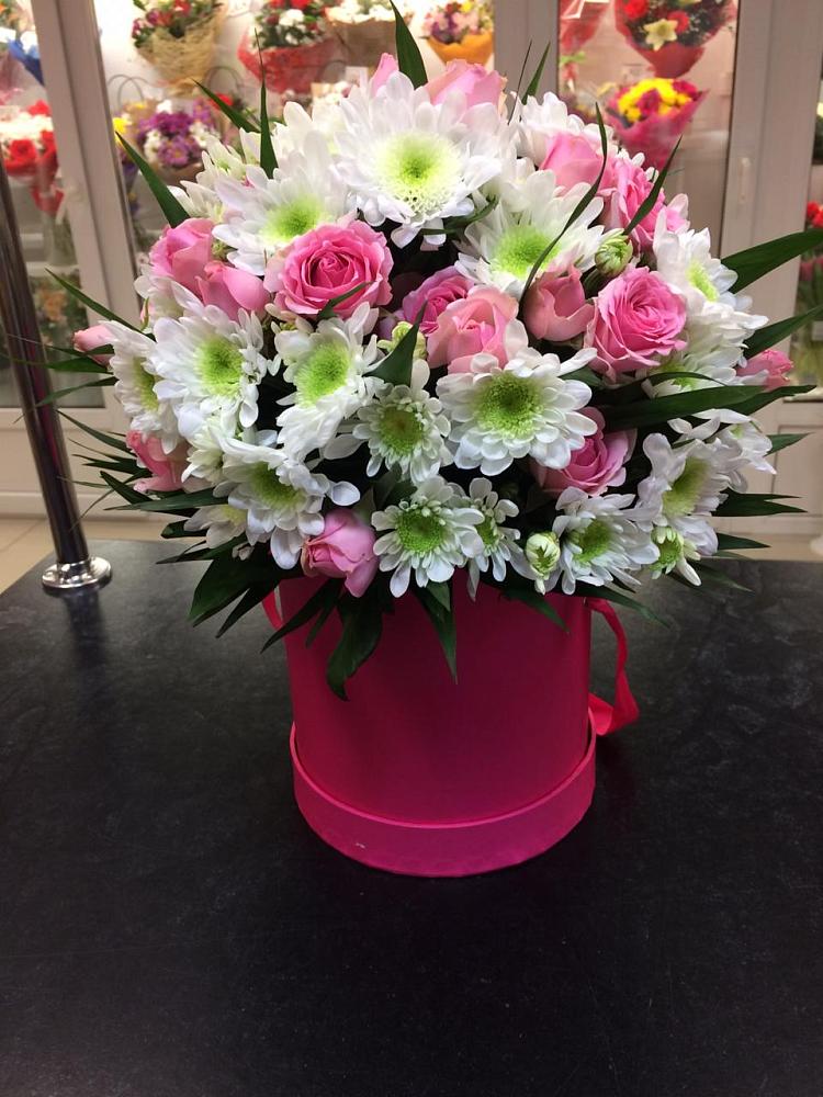 Цветочная композиция из Розы и Хризантемы в шляпной коробке в Пчегатлукае