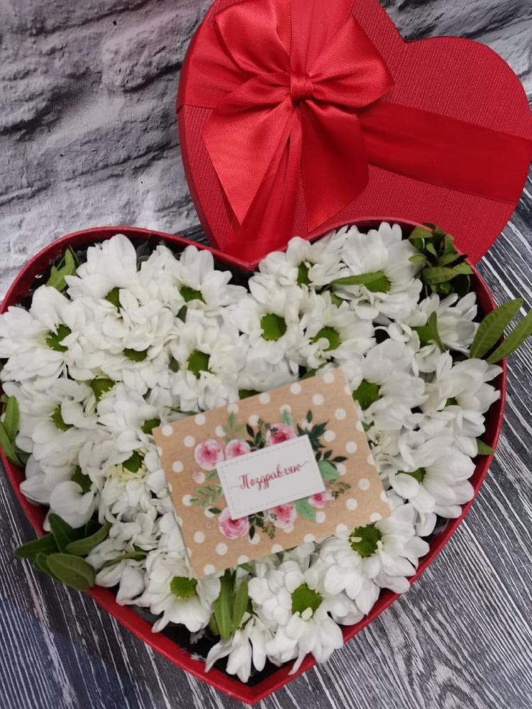 Цветочная композиция из Хризантемы в виде сердца в Пчегатлукае