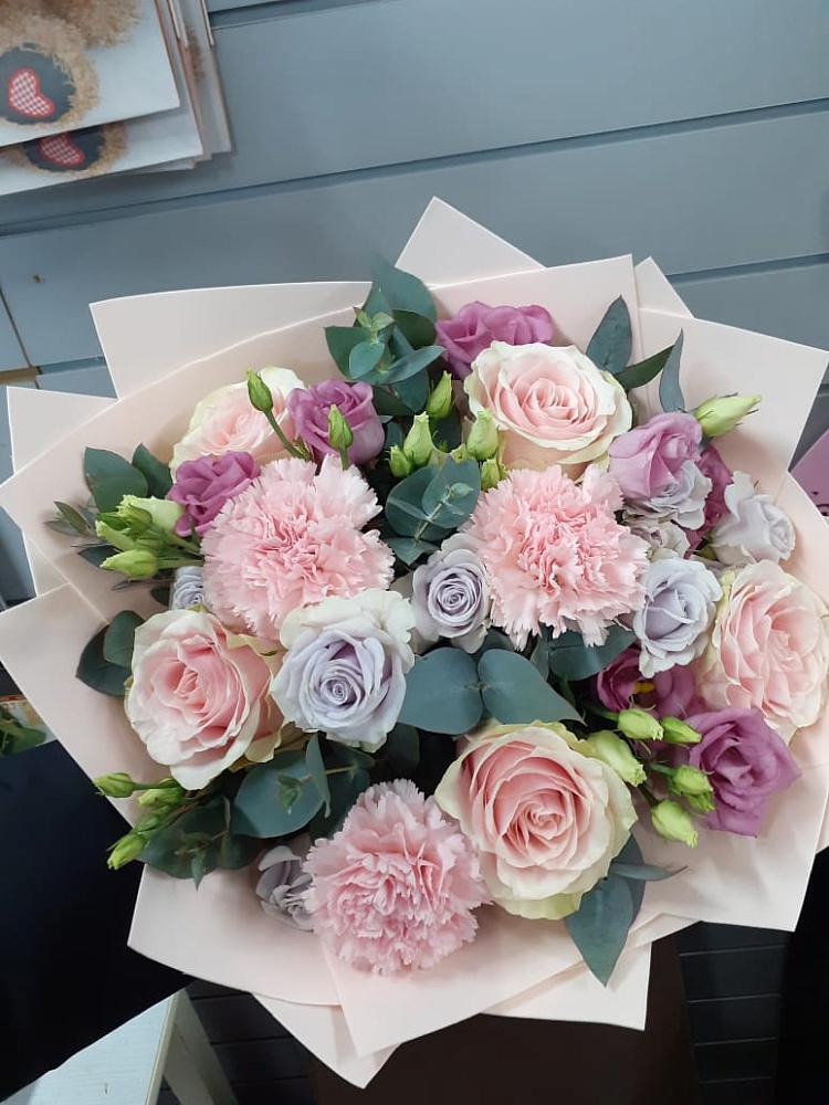 Букет цветов из: Розы, Гвоздики и Лизиантусы в Пчегатлукае