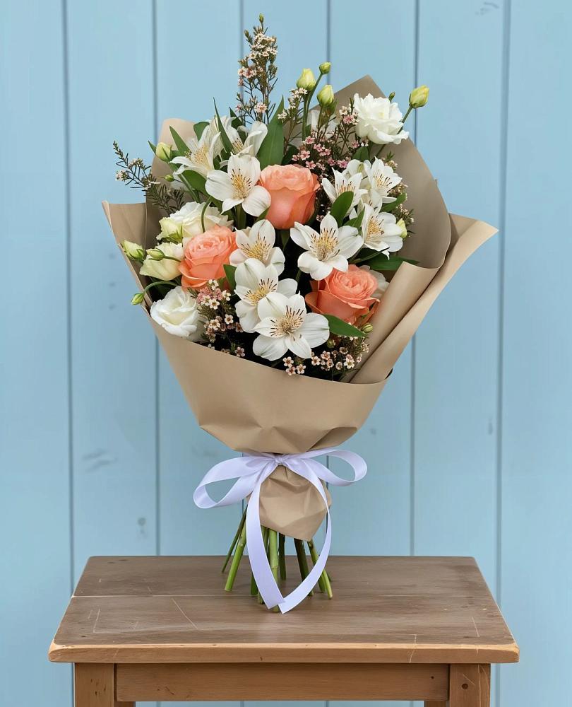 Букет цветов из: Альстромерии, Лизиантусы, Розы и Хризантемы в Пчегатлукае