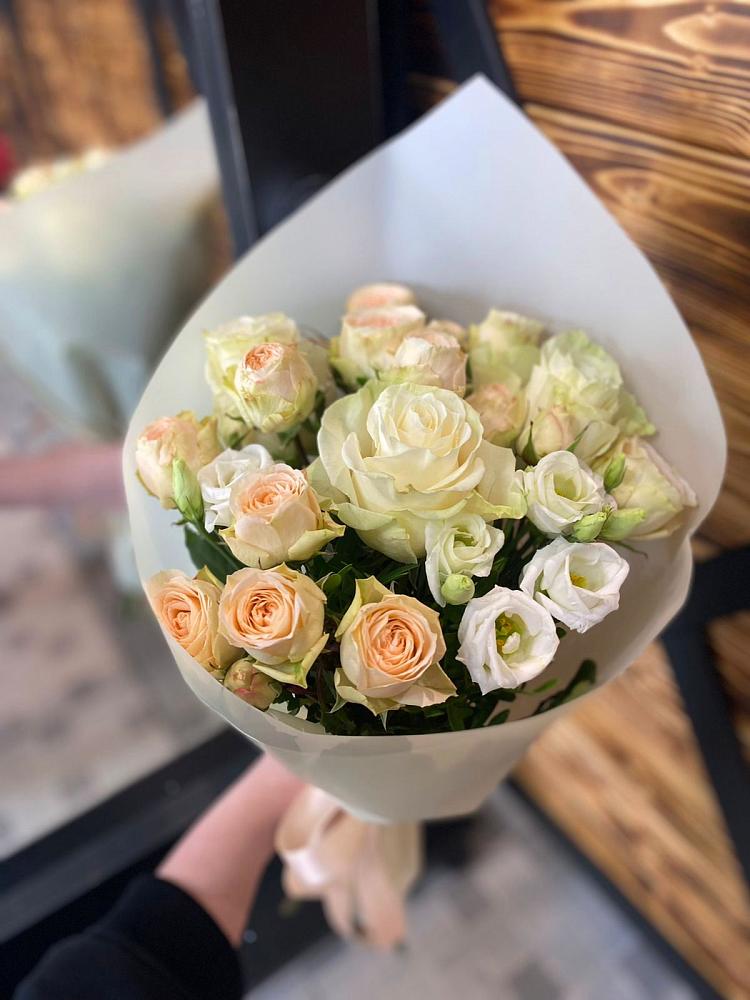 Букет цветов из: Розы и Лизиантусы в Пчегатлукае